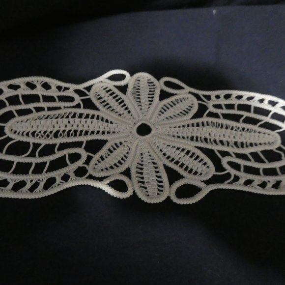 Floral crochet lace doily - Picture 3 of 6